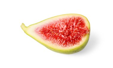 Taze yeşil incirin yarısı beyaza izole edilmiş.