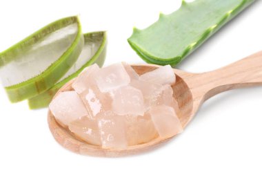 Aloe Vera jeli kaşıkta ve bitkinin dilimleri beyaza izole edilmiş, yakın plan.