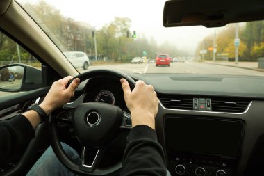 Arabasını süren adam, yakın plan. Trafik kuralları
