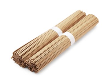 Beyaz üzerinde pişmemiş karabuğday eriştesi (soba)