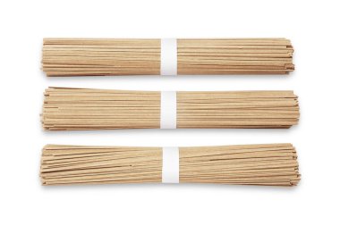 Beyaz üzerine izole edilmiş pişmemiş karabuğday eriştesi (soba).