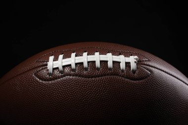 Siyah arka planda Amerikan futbol topu, yakın plan
