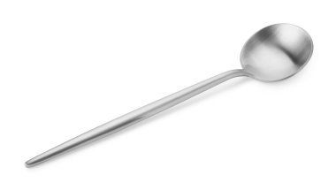 Parlak gümüş bir kaşık beyaza izole edilmiş.