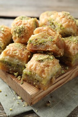 Masada fındık dilimlenmiş enfes taze baklava, yakın plan. Doğu tatlıları