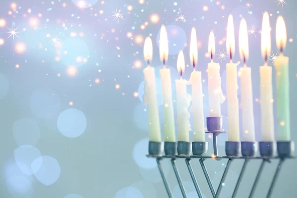 Celebração Hanukkah Menorah Com Velas Acesas Contra Luzes Embaçadas Close — Fotografia de Stock