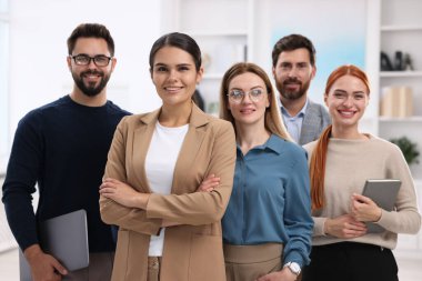 Ofisteki mutlu çalışanların portresi. Takım çalışması.