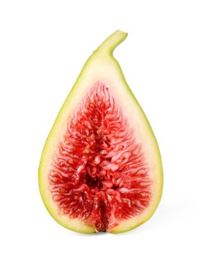 Taze yeşil incirin yarısı beyaza izole edilmiş.