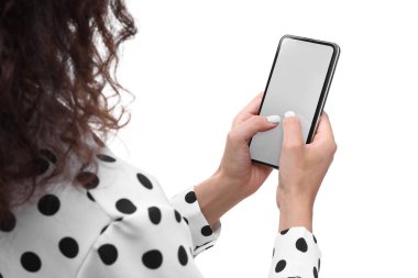 Akıllı telefondan beyaz arkaplana mesaj yazan kadın, kapat
