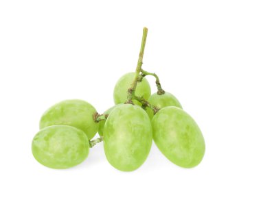 Taze sulu üzümler beyazda izole edilmiş.