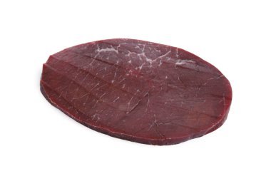 Beyaza izole edilmiş lezzetli bir Bresaola dilimi.