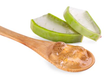 Aloe vera jeli kaşıkta ve beyaza izole edilmiş bitki dilimleri