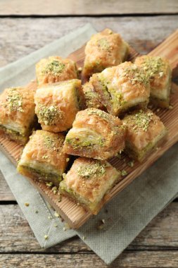 Ahşap masa üzerinde doğranmış fındıklı enfes taze baklava, manzaranın üstünde. Doğu tatlıları