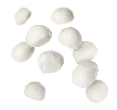 Taze mozzarella topları beyaz arkaplana düşüyor
