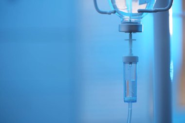 Bulanık açık mavi arkaplanda serum damlası, metin için boşluk