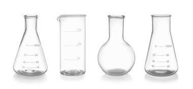 Boş şişeler ve şişeler beyaza izole edilmiş.