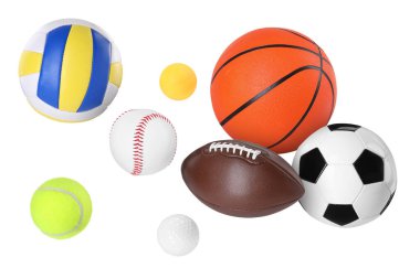 Beyaz arka planda uçan farklı sporlar için birçok top