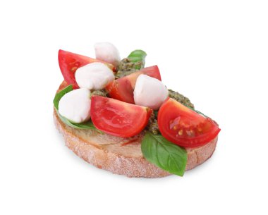 Mozzarella, domates, fesleğen ve pesto soslu lezzetli Caprese sandviçi.