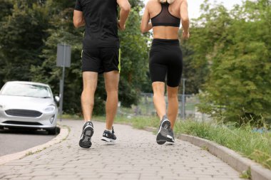 Sağlıklı bir yaşam tarzı. Dışarı koşan sportif çift, yakın plan.