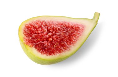 Taze yeşil incirin yarısı beyaza izole edilmiş.