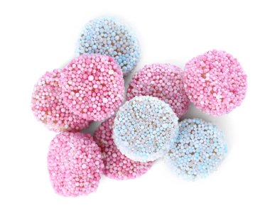 Birçok lezzetli meyan kökü şekeri beyaz, üst görünümde izole.