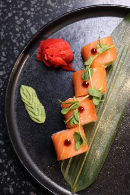 Somonlu lezzetli suşi dürümleri.