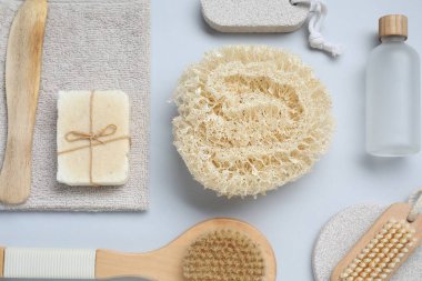 Banyo aksesuarları. Gri arka planda kişisel bakım ürünleriyle düz kompozisyon