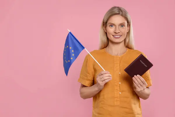 Imigração Mulher Feliz Com Passaporte Bandeira União Europeia Fundo Rosa — Fotografia de Stock