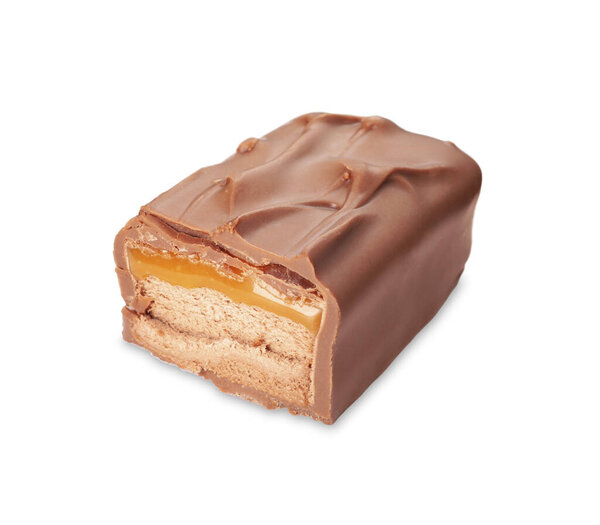 Кусок вкусного шоколадного батончика с нугой, изолированный на белом