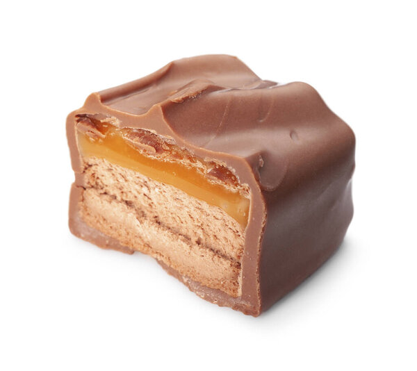 Кусок вкусного шоколадного батончика с нугой, изолированный на белом