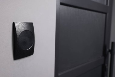 Gri duvarda manyetik kapı kilidi, mesaj için boşluk. Ev güvenliği