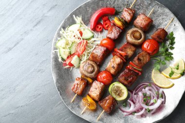 Gri desenli masada sebzeli lezzetli şiş kebaplar, üst manzara. Metin için boşluk