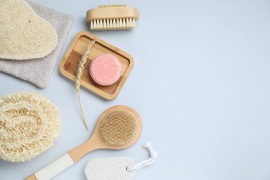 Banyo aksesuarları. Beyaz arkaplan üzerinde kişisel bakım ürünleri ile düz konum, metin için boşluk