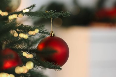 Işıklı arka planda şenlikli toplarla süslenmiş Noel ağacı, yakın plan. Metin için boşluk