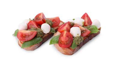 Peynirli, domatesli, fesleğenli ve pesto soslu lezzetli Caprese sandviçleri.