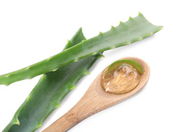 Aloe vera jeli kaşık ve beyaz üzerinde yeşil yapraklar.