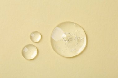 Bej arka planda kozmetik serumu örnekleri, düz yatıyordu