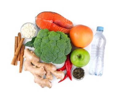 Metabolizma. Beyaz arka planda farklı gıda ürünleri, üst görünüm