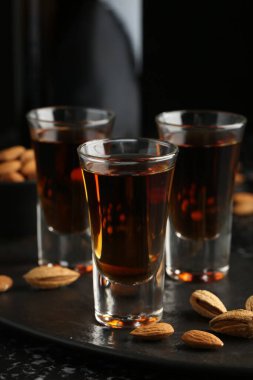 Lezzetli amaretto likörü ve bademli bardaklar masada servis edilir, yakın plan.