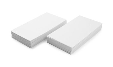Beyaza izole edilmiş boş kartvizitler. Tasarım için model