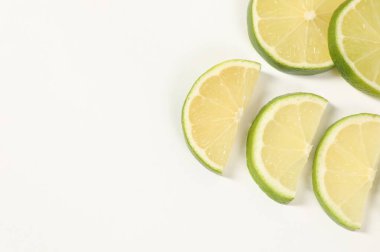 Beyaz arka planda kireç parçaları, manzaranın üstünde. Metin için boşluk