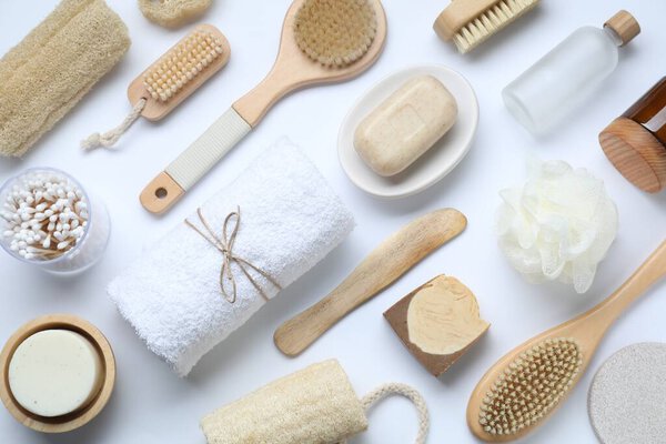 Аксессуары для ванной Плоская композиция с изделиями для ухода за собой на белом фоне