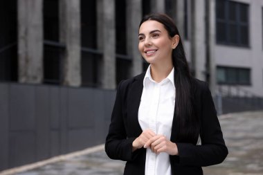 Açık havada gülümseyen kadın portresi, mesaj için yer. Avukat, iş kadını, muhasebeci ya da müdür.