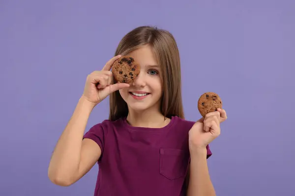 Söt Flicka Med Choklad Chip Cookies Lila Bakgrund — Stockfoto