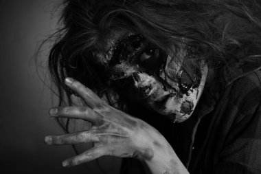 Karanlık arka planda korkunç bir zombi, siyah beyaz etkisi. Cadılar Bayramı canavarı