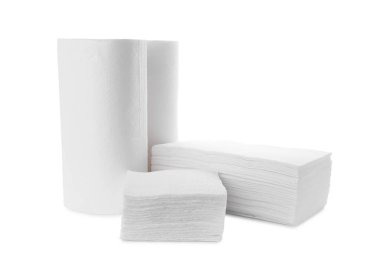 Beyaz üzerine izole edilmiş kağıt havlular ile temiz dokular ve rulo.
