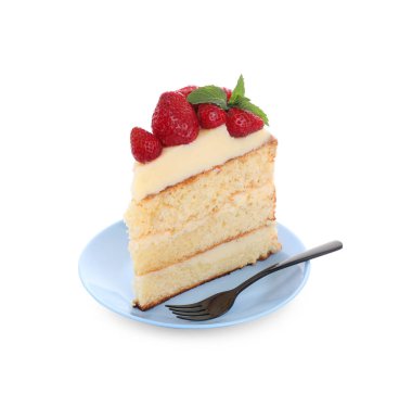 Taze çilekli lezzetli bir kek ve beyaz üzerine izole edilmiş nane.