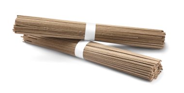 Beyaz üzerinde pişmemiş karabuğday eriştesi (soba)