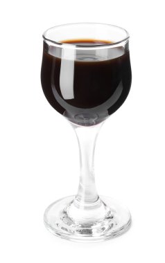 Beyaz bardakta izole edilmiş kahve likörü.