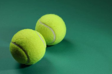 Yeşil arka planda iki tenis topu, metin için boşluk