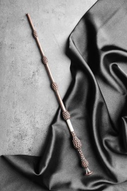 Sihirli değnek ve koyu kumaş açık gri arka plan, üst görünüm